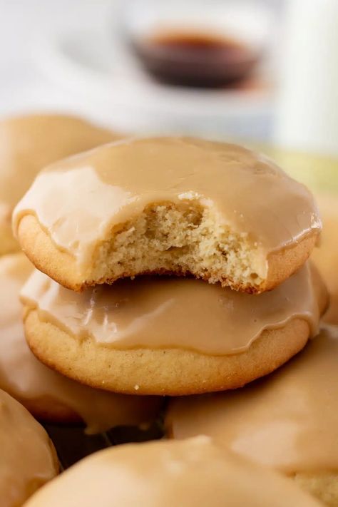 Maple Cookies with Maple Icing Maple Cookies With Maple Icing, Maple Icing, Maple Cookies, Slow Cooked Chicken, Homemade Tortillas, Silicone Baking Mat, Diy Recipes, Chewy Cookie, Carb Diet