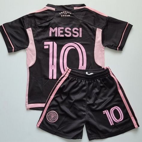 “Score in style with Elpremio’s soccer jersey, crafted from high-quality polyester and spandex for ultimate comfort and performance on the field. #Elpremio #SoccerJersey #Sportswear #PolyesterBlend #SpandexFit #FootballGear #AthleticApparel” Messi Kit, Black Uniform, World Cup Jerseys, Soccer Outfits, Soccer Uniforms, Messi 10, Kids Soccer, Girly Accessories, Football Outfits