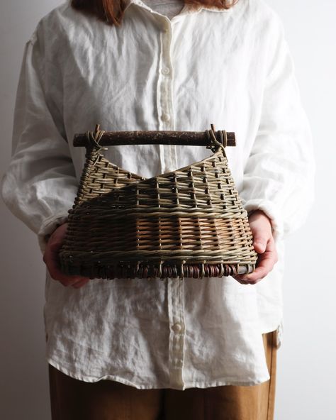 A small round ‘hoop and scallom’ basket, with an asymmetric border which was designed by basketmaker Stanislaw Dzibubak. #contemporarycraft #basketmaker #willowbasket #naturalmaterials #willow #hazel #forgagingbasket #slowcraft #elevatetheeveryday #objectsofdesire #houseandhome Willow Basket, Vinyl Accessories, Bamboo Crafts, Miniature Projects, Contemporary Crafts, New Website, Basket Weaving, Natural Materials, Instagram A