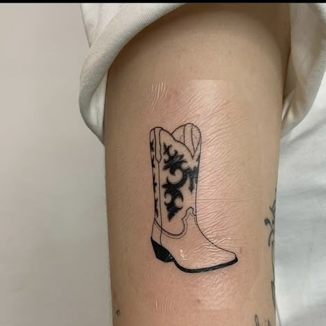 Kylie Jenner Style Summer, Cowboy Boots Tattoo, Yellow Outfit Aesthetic, Boots Tattoo, Kylie Jenner Hairstyle, Cowboy Boot Tattoo, Photos Ideas Instagram, Instagram Photos Ideas, Kpop Tattoos