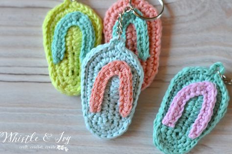 FREE Crochet Pattern: Crochet Flip Flop Key Chain | The cutest embellishment for your key ring! Also perfect for your summer craft booth. Crochet Flip Flop, Stash Busting Crochet, Flip Flop Keychain, Paw Crochet, Crochet Flip Flops, Grandma Crafts, Crochet Feather, Crochet Cactus, Crochet Keychain Pattern