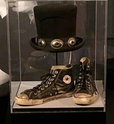 @Slash stuff #rockhalloffame #topHat #converse #Slash 📷 @tako217 Rock Hall Of Fame, Orochimaru Wallpapers, Saul Hudson, Playing The Guitar, Guitar Playing, Axl Rose, Mötley Crüe, Rock Legends, Eric Clapton