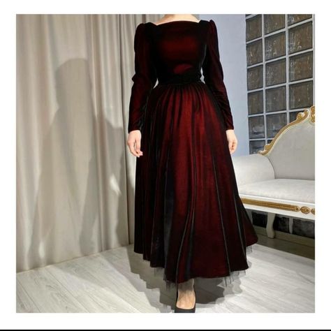 Hijab Dress Party, Wedding Dress Bustle, Evening Gowns With Sleeves, Velvet Dress Designs, Soiree Dress, Stylish Fall Outfits, Velvet Dresses, Elegant Dresses Classy, Designer Dresses Casual