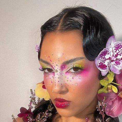 ROWI SINGH⚡️🌻 on Instagram: "THIS IS WHAT LEO SEASON LOOKS AND FEELS LIKE ♌️💐🌺 birthday look ✨✨✨ Hair by @hairwithlinda, when we collab it’s always next level 🫡 Florals courtesy of @thegroundsfloralsbysilva 🌸 Bouquet corset by @tylermcgillivary #creativemakeup#leoseason" Complex Makeup Looks, Flower Art Makeup, Tulip Makeup, Rowi Singh Makeup, Flower Inspired Makeup Looks, Floral Makeup Looks, Birthday Look, Cool Makeup Looks Creative, Floral Makeup