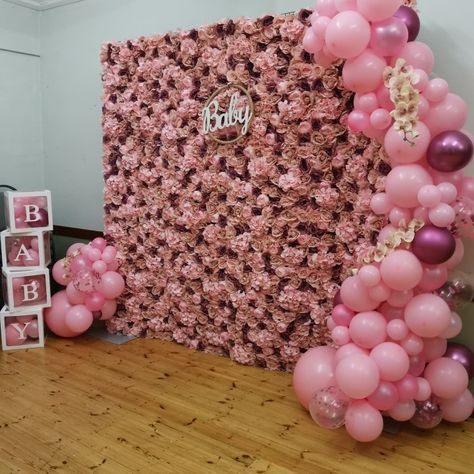 Balloon Arch With Flowers Backdrop, Flower Wall With Balloon Garland, Flower Wall Backdrop With Balloons, Flower Wall Baby Shower Ideas, Pink Flowers Baby Shower Ideas, Flower Wall With Balloons, Flower Wall Baby Shower, Balloon Arch With Flowers, Flower Balloon Arch