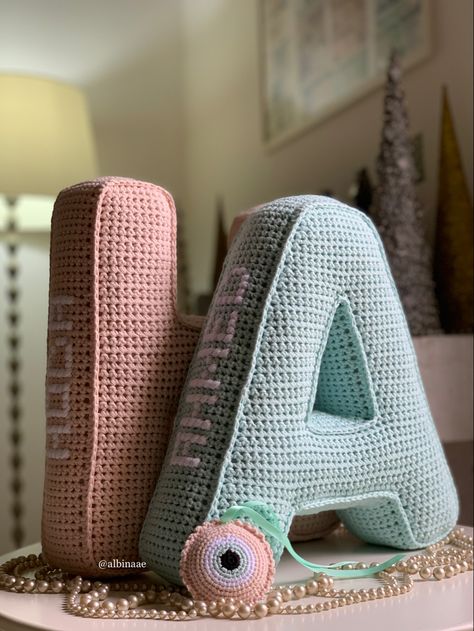 Initial Crochet Pillow, Crochet Letter Pillow Free Pattern, Crochet Letter Pillow, Crochet Letters On Blanket, Cushion Design Ideas, Crochet Letters Pattern, Crochet Baby Projects, Crochet Alphabet, Crochet Letters