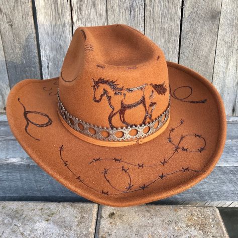 Cowboy Hat Painting Ideas, Cowboy Hat Painting, Cowboy Hat Crafts, Burned Hats, Hat Painting, Cowboy Hat Design, Hats Cowboy, Custom Made Hats, Lovers Design