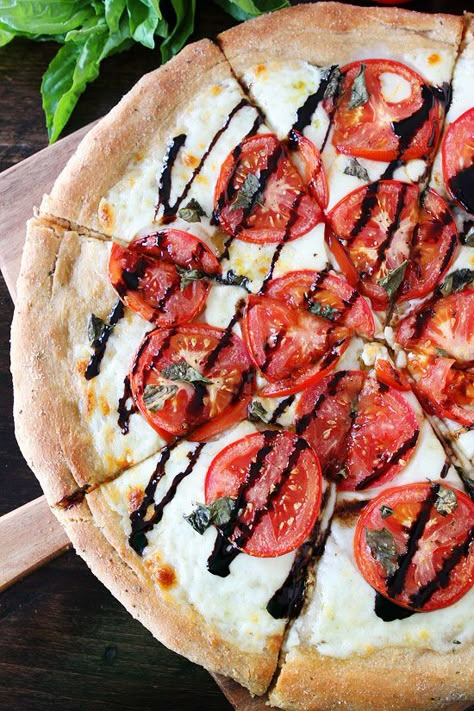 Caprese Pizza, Creative Pizza, Pillsbury Biscuits, Pizza Homemade, Margarita Pizza, Pasta Per Pizza, Pizza Ideas, Classic Pizza, Fat Loss Foods