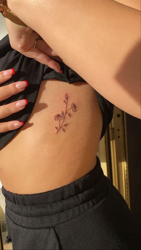 Small Tattoos Ribs For Women, Daisy Tattoo Side Rib, Small Fine Line Rib Tattoo, Fine Line Floral Rib Tattoo, Simple Flower Rib Tattoo, Small Rib Flower Tattoo, Upper Ribcage Tattoo, Dainty Flower Rib Tattoo, Matching Rib Tattoos Best Friends