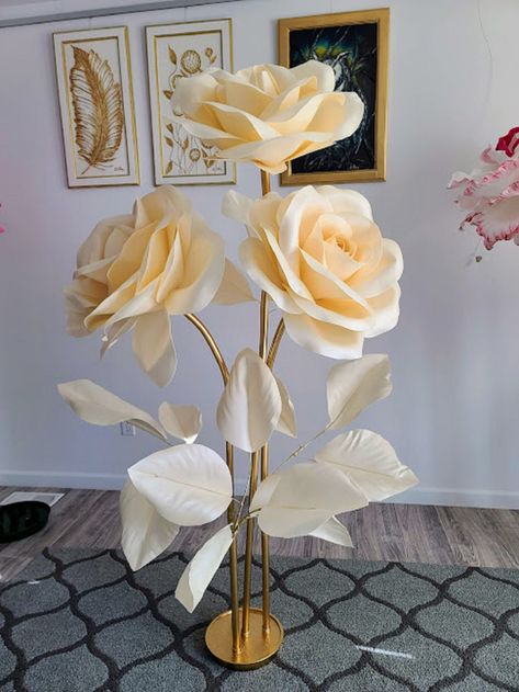 Wedding Floral Decor, Cheap Diy Home Decor, Store Window Display, Deco Chic, Three Flowers, Decor Flowers, Foam Roses, Store Window, Giant Flowers