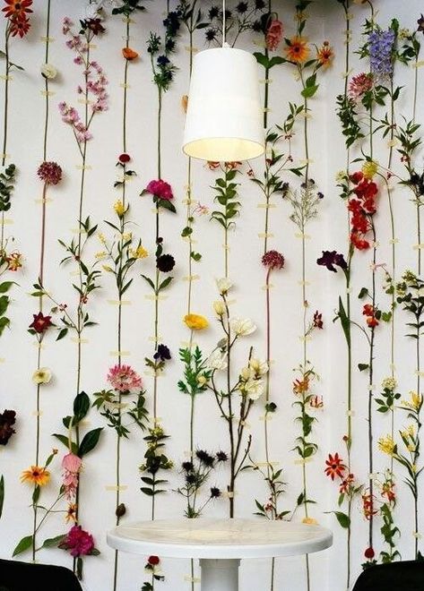 I could do this with fake flowers for my beaded curtain Interior Boho, Deco Floral, Décor Diy, Industrial Wedding, Fake Flowers, Decor Rustic, Design Floral, Wedding Backdrop, Floral Wall