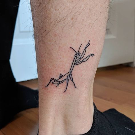 Mellow Pokes on Instagram: “Praying mantis for Andrew! Thanks for picking the one with the dumb flailing arms :) . . . . . #stickandpoke #sticknpoke #handpoked…” Tiny Praying Mantis Tattoo, Praying Mantis Leg Tattoo, Small Praying Mantis Tattoo, Stick Insect Tattoo, Pray Mantis Tattoo, Stick Bug Tattoo, Praymantis Tattoos, Praying Mantis Tattoo Simple, Impulsive Tattoos