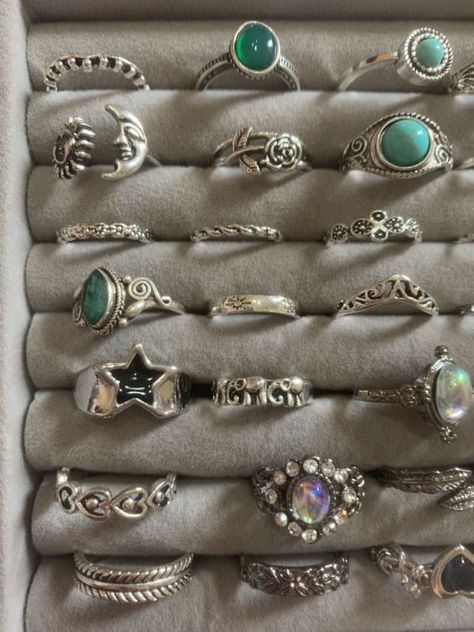 Rings Silver Aesthetic, Gold Rings For Couples, Ring Aesthetic Vintage, Vintage Rings Wedding, Rings Aesthetic Gold, Rings Aesthetic Vintage, Silver Rings Aesthetic, Grunge Rings, Engagement Rings Simple