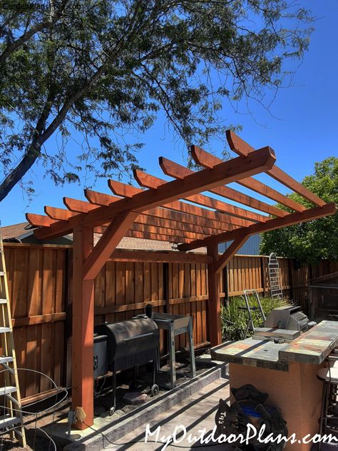 DIY 2 Post Cantilevered Pergola | Free Garden Plans - How to build garden projects 2 Post Pergola Ideas, Diy Pool Pergola, Backyard Landscaping Inspiration, Shade Structures For Patio, Easy Pergola Ideas Diy, Two Post Pergola, 2 Post Arbor, 2 Post Pergola, Bbq Pergola