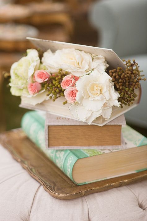 Book overflowing with flowers.   Photography by Kim Le Photography / kimlephotography.com Victorian Wedding Inspiration, Vintage Wedding Centerpieces, Arrangement Of Flowers, Literary Wedding, Tafel Decor, Decor Shabby Chic, Book Flowers, Rustic Wedding Centerpieces, Victorian Wedding