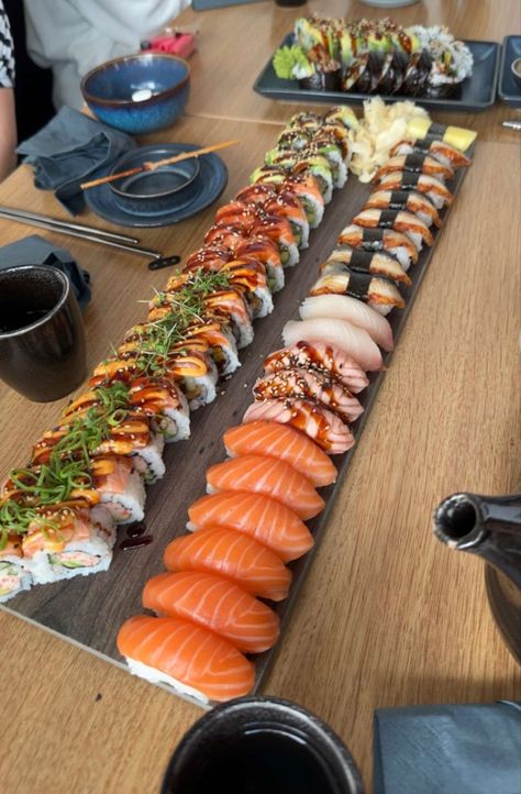 Homemade Sushi Night Aesthetic, Food Sushi Aesthetic, Sushi Presentation Ideas, Sushi Appetizers Ideas, Sushi Hand Rolls, Sushi Homemade, Sushi Board, Sushi Bowls, Yummy Sushi