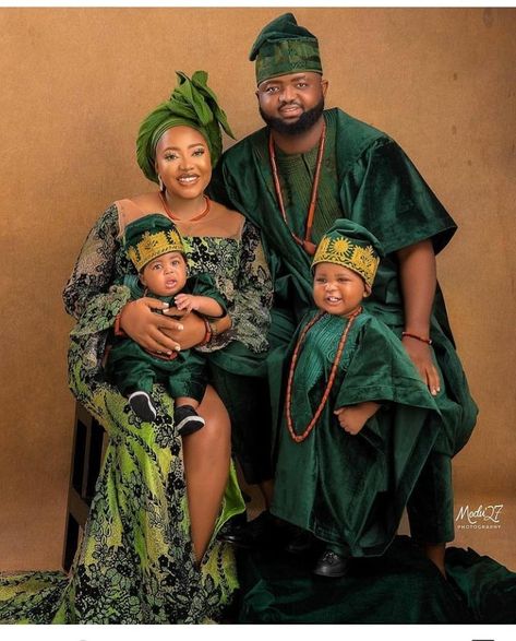 136 Likes, 1 Comments - Naija Party & Owanbe (@naijapartyowanbe) on Instagram: “Lovely Family picture Captured by @modu27photography #naijapartyowanbe” Glam Family Photos, Glam Family Photoshoot, Costume Family, Family Potrait, Engagement Party Dresses, Family Portrait Poses, Family Photoshoot Outfits, Family Photo Shoot, Lovely Family