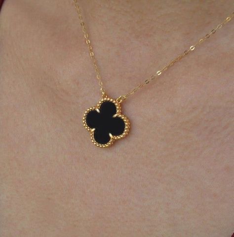 Van Cleef Necklace, Gold Jewelry Prom, Jewelry Prom, Van Cleef And Arpels Jewelry, Feminine Necklace, Backdrops Necklace, Clover Jewelry, Four Leaf Clover Necklace, Hamsa Necklace