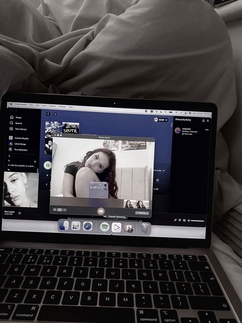 girl posing in a macbook camera. Laptop Camera Selfie Aesthetic, Computer Pictures Aesthetic, Macbook Pictures, Laptop Pictures, Laptop Selfie, Macbook Pics, Computer Pictures, Computer Photography, Ideas Selfies