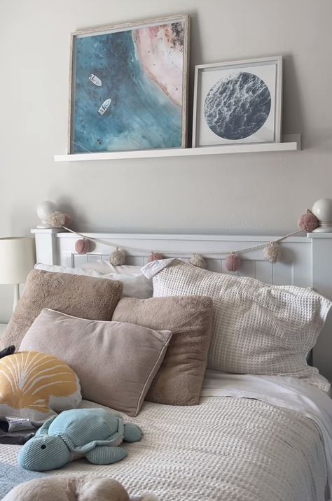 Light Blue Rooms, Surf Bedroom, Bedroom Organisation, Beach House Room, Beach Room Decor, Summer Room, Coastal Room, Comfy Bedroom, Dorm Inspo