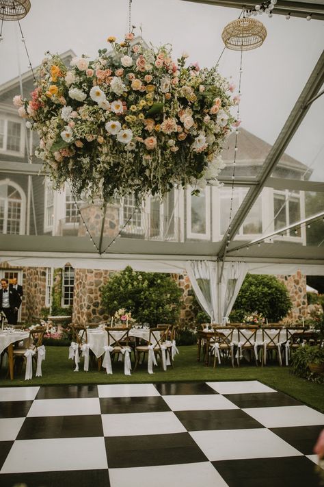 Outdoor Wedding Styling, Wedding In A House Ideas, Outdoor Classy Wedding, Wedding Reception Summer, Wedding Reception Ideas Outside, Backyard Estate Wedding, Backyard Mansion Wedding, Small Backyard Wedding Aesthetic, June Backyard Wedding