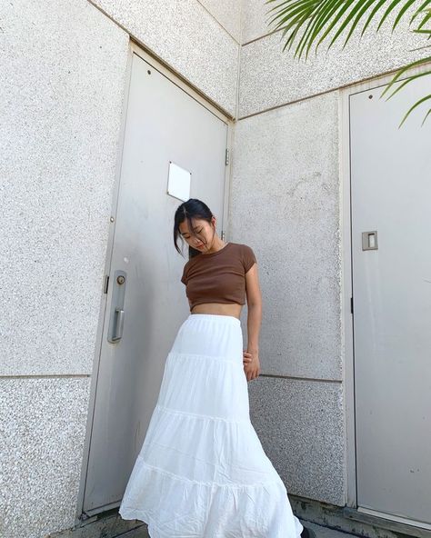 Long Skirts Aesthetic, Long Skirt Outfits For Winter, Outfits Leather Skirt, Outfit Ideas Skirts, White Flowy Skirt Outfit, Long Skirts Outfit, Long Flowy Skirt Outfit, Winter Fashion Aesthetic, Flowy Skirt Outfit