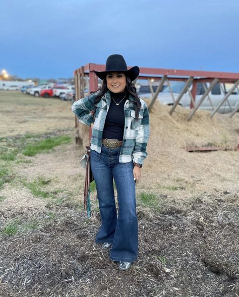 Mexican Winter Outfit, Winter Baile Outfits, Baile Outfits Jaripeo Winter, Vaquera Outfit Mexican Winter, Winter Jaripeo Outfits, Cold Jaripeo Outfits, Winter Vaquera Outfits, Tejana Outfits, Cowgirl Winter Outfits