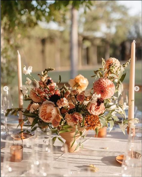 Chic Wedding Tablescape, Fall Wedding Flowers Table Decor, Fall Wedding Tablescapes, Thanksgiving Menus, Wedding Flower Arrangements Table, Apricot Wedding, Fall Wedding Color Schemes, Fall Wedding Tables, Fruit Wedding