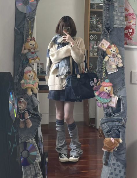 Cozy Japanese Outfit, Japanese High School Uniform, Japanese High School, Cozy Clothes, High School Uniform, Fashion Japanese, Harajuku Streetwear, Style Inspiration Winter, Cozy Outfit