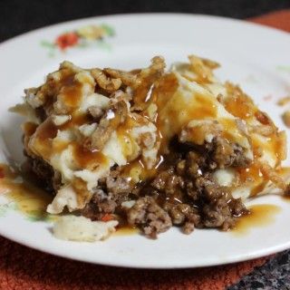 This salisbury steak shepard's pie is packed with flavors and topped with a gravy. Shepards Pie Recipe, Shepard S Pie, Shepard's Pie, Shepards Pie, Salisbury Steak Recipes, Shepherds Pie Recipe, Beef Gravy, Diner Recept, Salisbury Steak