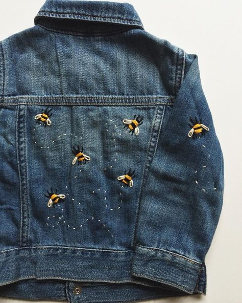 Embroider Denim Jacket, Hand Embroidered Jean Jacket, Embroidered Denim Jacket Diy, Denim Embroidery Jacket, Jean Jacket Embroidery Diy, Diy Embroidered Jean Jacket, Denim Jacket Design Ideas, Jean Jacket Embroidery Ideas, Embroidery On Denim Jackets