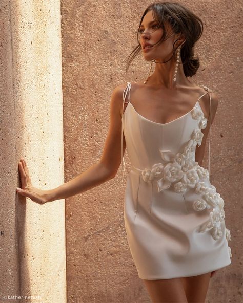 Most Pinned Wedding Dresses: 10 Best Options Among The Bride