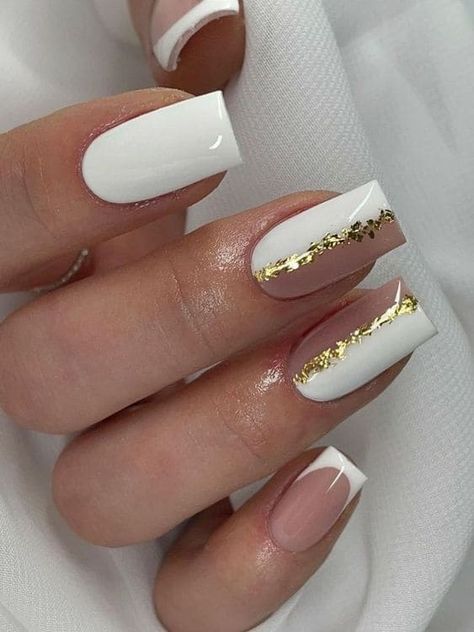 Classic White Nail Designs, White Gold Flakes Acrylic Nails, Off White Nails Acrylic Art Designs, Gel Nails Gold Foil, White And Gold Acrylic Nails Prom, Elegant White And Gold Nails, Gold Foil Nails White, Gel Nails Ideas White And Gold, Gold With White Nails