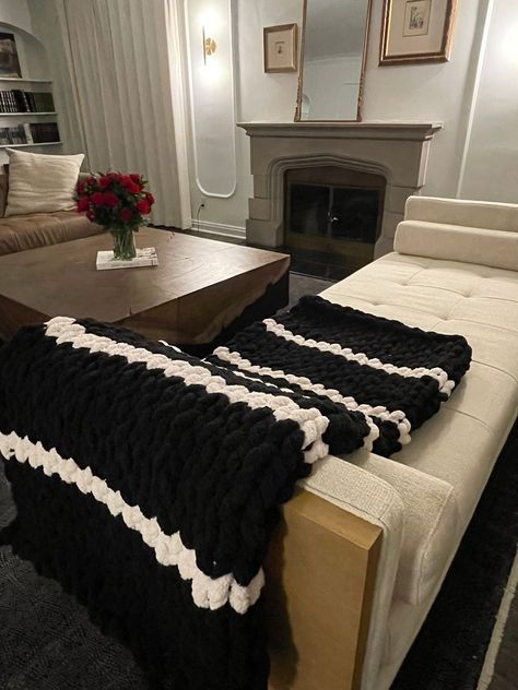 Simple Crochet Blanket Patterns for Busy Crafters" https://youtu.be/QFKF6sm6FAE?si=sowFhB15GD-am4Ss Black And White Chunky Knit Blanket, Chunky Blanket Pattern, Chunky Knit Blanket Pattern, Knot Blanket, Chunky Yarn Blanket, Finger Knitting Projects, Chunky Blankets, Glamper Camper, Diy Knit Blanket