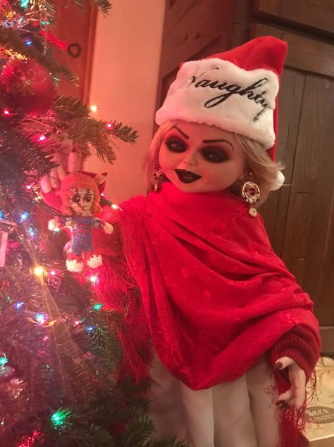 Chucky And His Bride, Tiffany Bride Of Chucky, Tiffany Bride, Christmas Horror, Chucky Doll, Bride Of Chucky, Creepy Christmas, Homemade Halloween Costumes, Horror Movie Icons