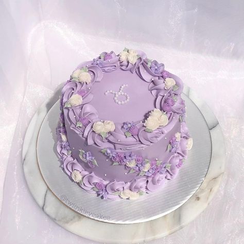 Joyce | Vintage & Cottagecore Cakes on Instagram: “Will never stop doing this design 💐 #floralcakes #floralcake #cakeinspo #cakesofinstagram #prettycake #prettycakes #birthdaycake…” Bolo Vintage, Purple Cakes Birthday, 14th Birthday Cakes, Butterfly Birthday Cakes, Cake Decorating For Beginners, Purple Cakes, Mini Cakes Birthday, 16 Birthday Cake, Creative Birthday Cakes