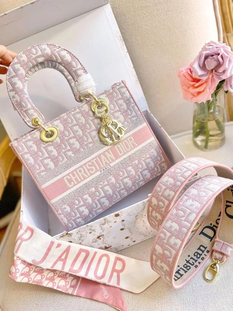 Purses And Bags Designer, Designer Bags Aesthetic, Pink Designer Bags, Senior Fashion, Trendy Purses, Luxury Bags Collection, Ladies Bags, Luxury Experience, Girly Bags