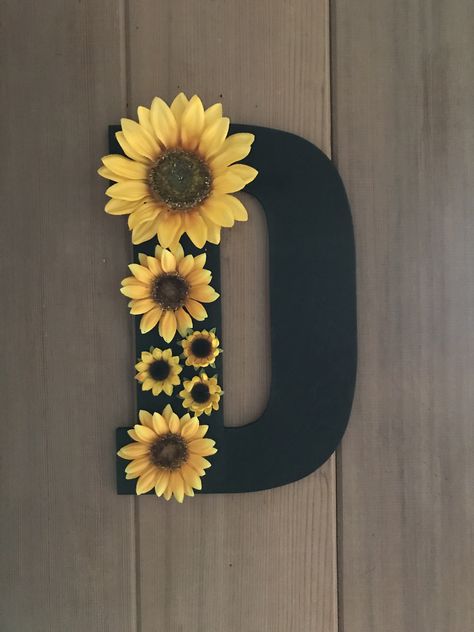 Wooden letter with sunflowers Sunflower Bedroom Theme, Diy Sunflower Kitchen Decor Ideas, Sun Flower Centerpieces, Sunflower Decor Ideas Diy, Sunflower Room Decor Ideas Bedroom, Sunflower And Cow Bedroom Ideas, Sunflower Birthday Party Decoration Diy, Sunflower Bedroom Ideas Diy, Diy Sunflower Gifts