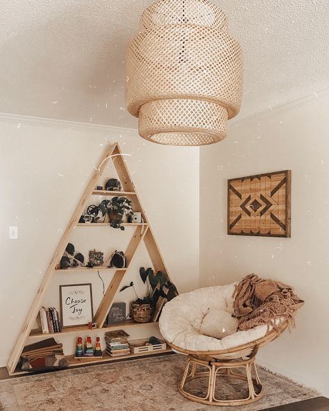 Scandinavian Design Interior, Aesthetic Home Decor Ideas, Feeling Uninspired, Shelf Home Decor, Wooden Ideas, Interior Design Scandinavian, Sunday Friends, Wooden Home Decor, Triangle Shelf