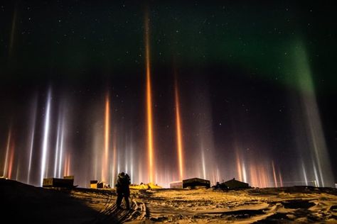 Light Pillars, Moon Halo, Art Cyberpunk, Astronomy Pictures, Reflecting Light, Atmospheric Phenomenon, Night Scenery, Nature View, Meteorology