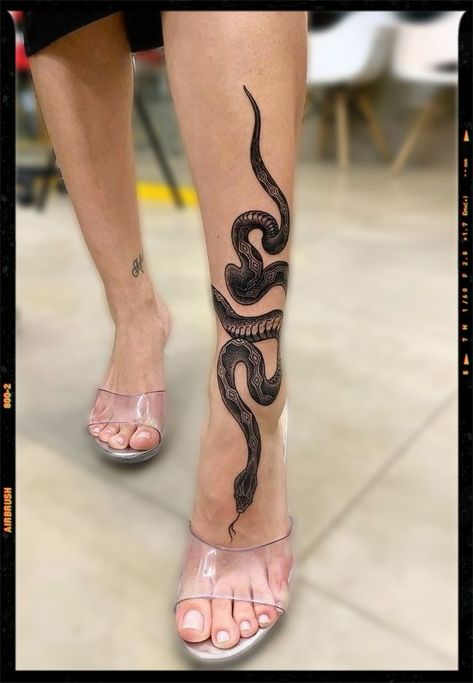 TATTOOS A Snake Tattoo, Tattoo Snake, Snake Tattoo Design, Inspiration Tattoos, Leg Tattoos Women, Best Sleeve Tattoos, Aesthetic Tattoo, Sleeve Tattoos For Women, Dream Tattoos