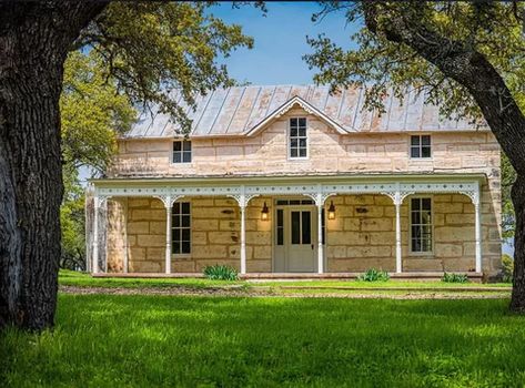 Why Build a Structural Stone House in Texas - Questions and Answers – Texas Limestone Home Builders Limestone House Exterior, Limestone Exterior, Texas Limestone, House In Texas, Limestone House, Limestone Block, Metal Roof Houses, Ranch Hand, Limestone Wall