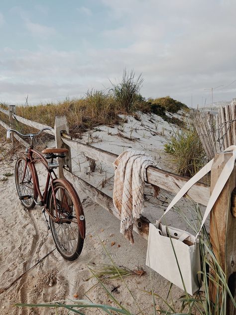 Cottage Beach Aesthetic, Southhamptons Aesthetic, Nantucket Summer Aesthetic, Hamptons Photoshoot, Summer In The Hamptons Aesthetic, The Hamptons Aesthetic, Camp Hero, Summer In England, Summer In The Hamptons