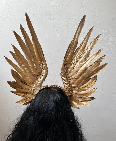 Feather Headpiece Diy, Winged Headpiece, Cosplay Headpiece, Mythological Characters, Tiara Headpieces, Headpiece Diy, Feather Mask, Feather Headpiece, Fashion Illustration Sketches Dresses