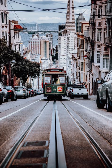 Insider's Guide To San Francisco's Nob Hill — Live The Little Things - sustainable travel, real food recipes, sustainability tips To Do In San Francisco, History Quiz, Visit San Francisco, Lombard Street, Urban Oasis, Sustainable Travel, Iconic Landmarks, Grand Hotel, Beautiful Architecture