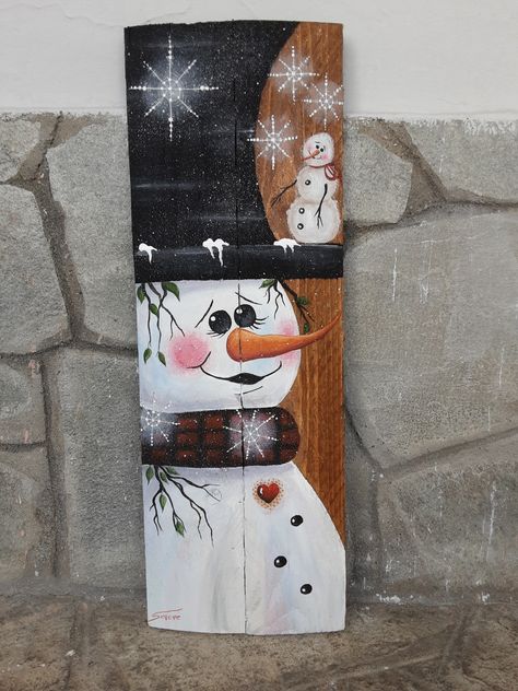 Primitive Snowman Painted On Wood, Snowman Boards, Hand Painted Christmas Cards, Diy Christmas Art, Santa Paintings, Painted Christmas Cards, Christmas Canvas Art, Tole Painting Patterns, Christmas Paintings On Canvas