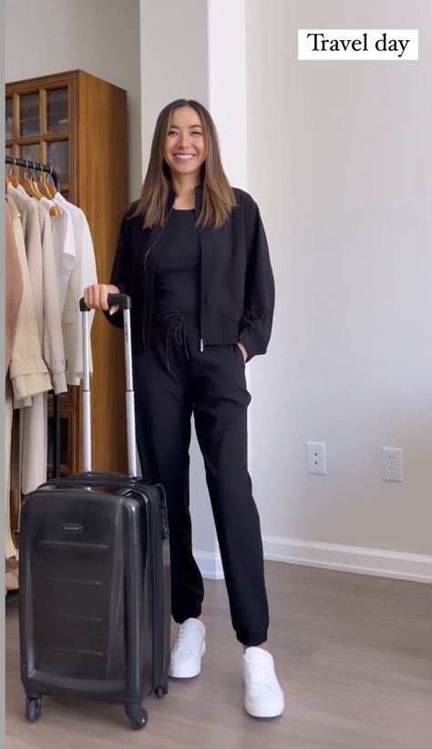 Black Jogger Outfits Women, Black Jogger Outfits, Jogger Outfits Women, Airport Outfit Black Women, Airport Outfit Black, 30s Wardrobe, Minimalist Chic Outfit, Airport Ootd, Athleta Outfits