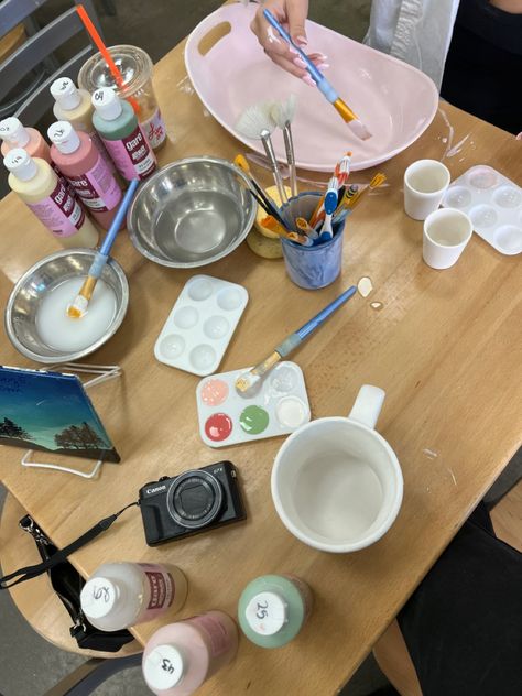 Pottery Painting Photoshoot, Pottery Painting Class Aesthetic, Pottery Painting Aesthetic Friends, Painting Pottery Date, Pottery Date Aesthetic, Pottery Painting With Friends, Pottery Aesthetic Girl, Pottery Painting Date Aesthetic, Pottery Painting Date