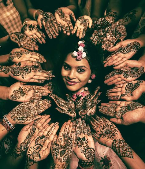 Mehendi Shoot, Mehendi Photoshoot With Family, Mehendi Photography Bridal With Friends, Mehendi Photography Bridal, Mehendi Photoshoot, Haldi Poses For Bride, Haldi Photoshoot, Mehendi Photography, Haldi Ceremony Outfit