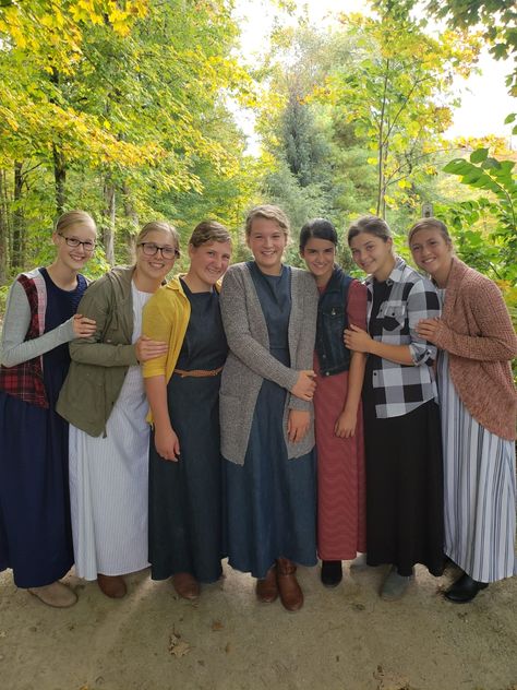 Modest Mennonite Outfits, Mennonite Aesthetic, Amish Outfits, Amish Aesthetic, Modest Dress Patterns, Uplifting Images, Mother Culture, Modesty Outfits, Apostolic Fashion